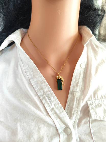 Parure Panthère dorée et cristaux vert émeraude : collier, bracelet et boucles oreilles percées