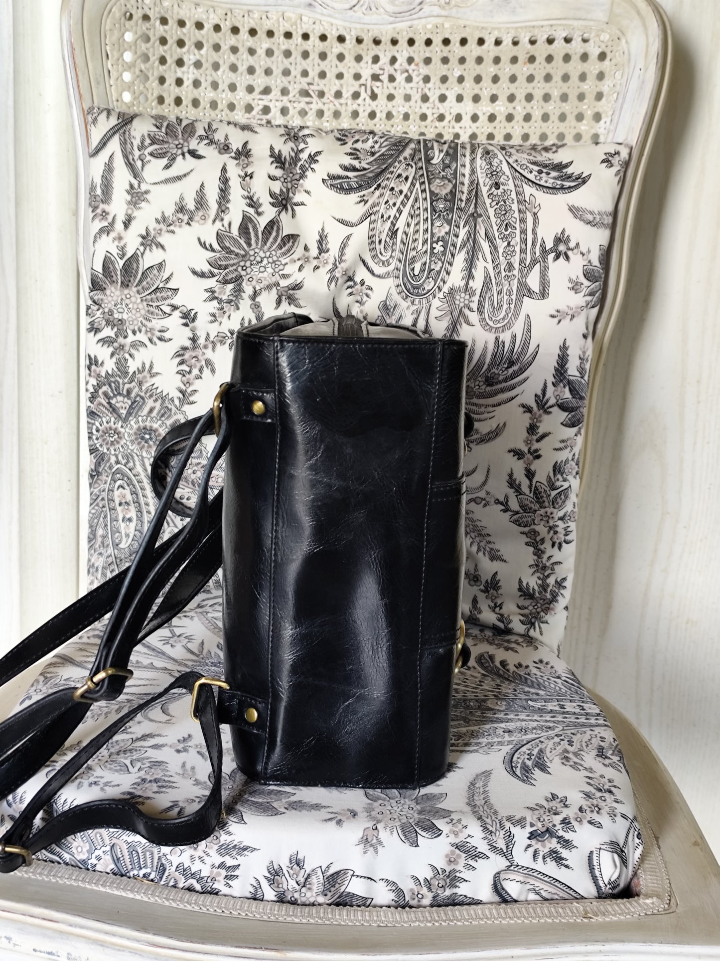 Sac à dos en cuir noir et boucles dorées -  Francinel