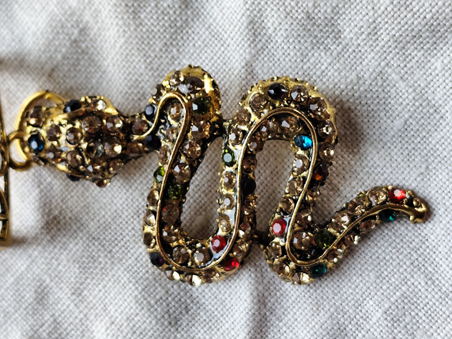 Attache foulard serpent doré et strass colorés