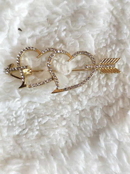 Broche dorée doubles cœurs et flèche strass