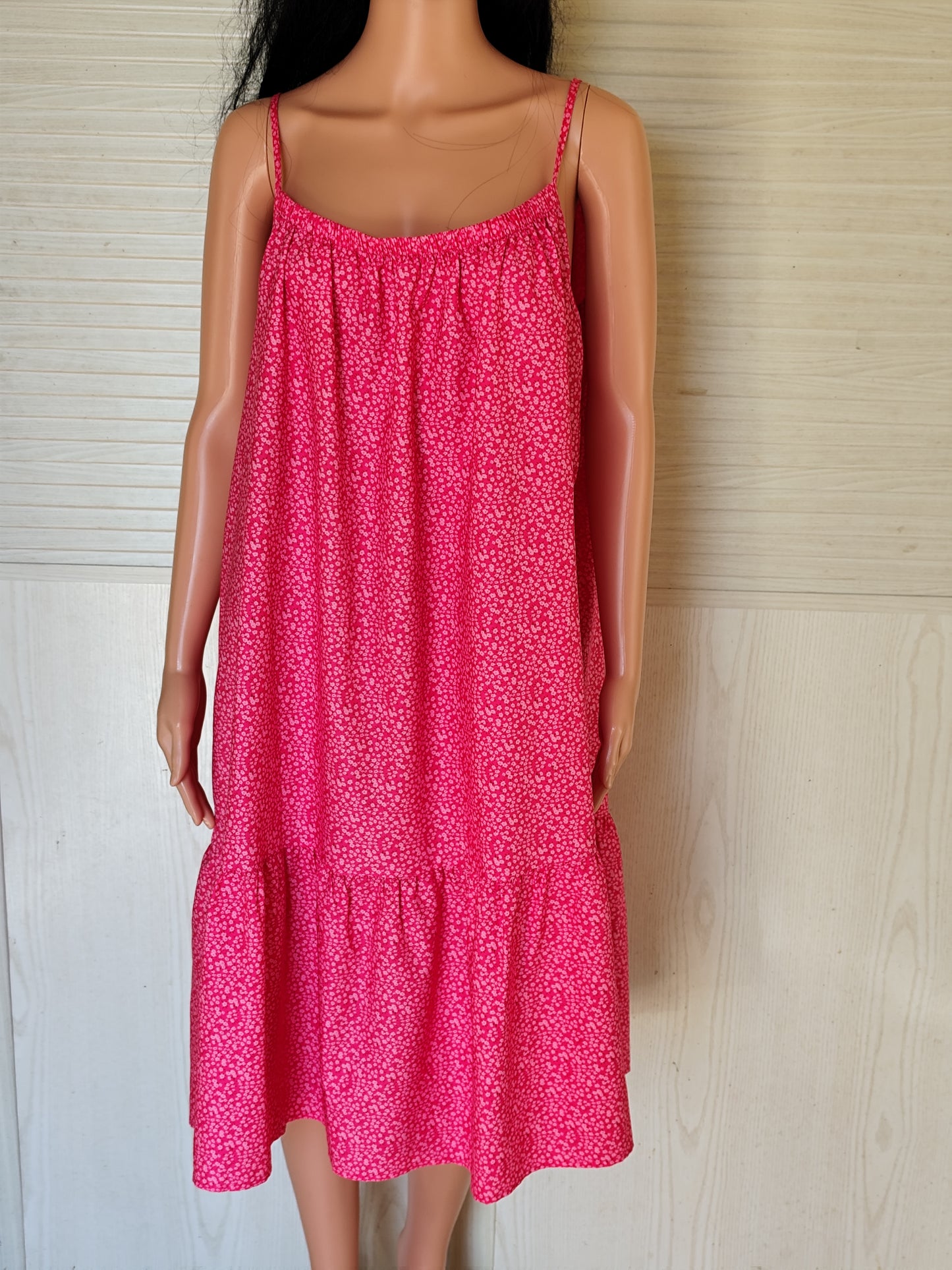 Robe d'été à bretelles rose à petits motifs - Taille 52/54