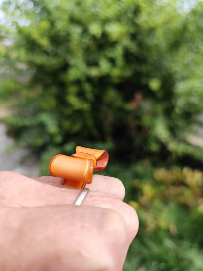 Bague vintage en résine orange – motif nœud papillon