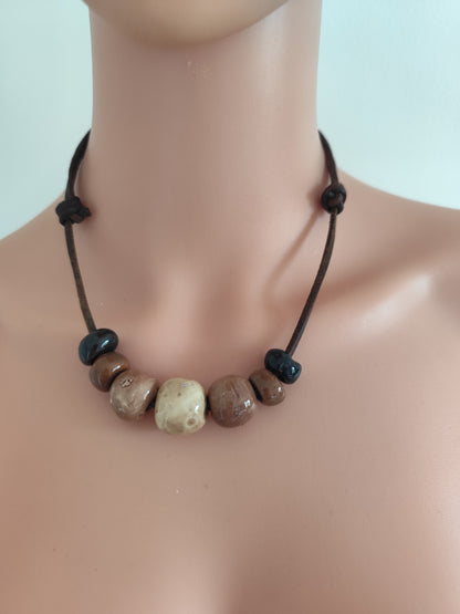Collier perles roulées main – beige marron– cordon cuir véritable – vintage années 80