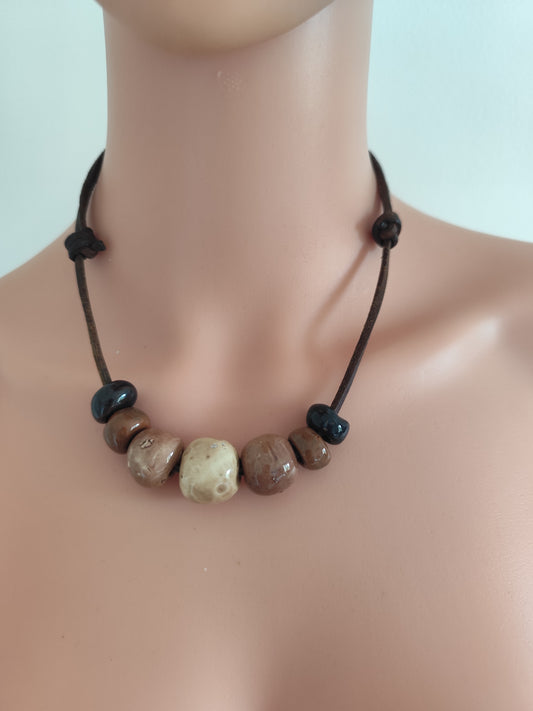 Collier perles roulées main – beige marron– cordon cuir véritable – vintage années 80