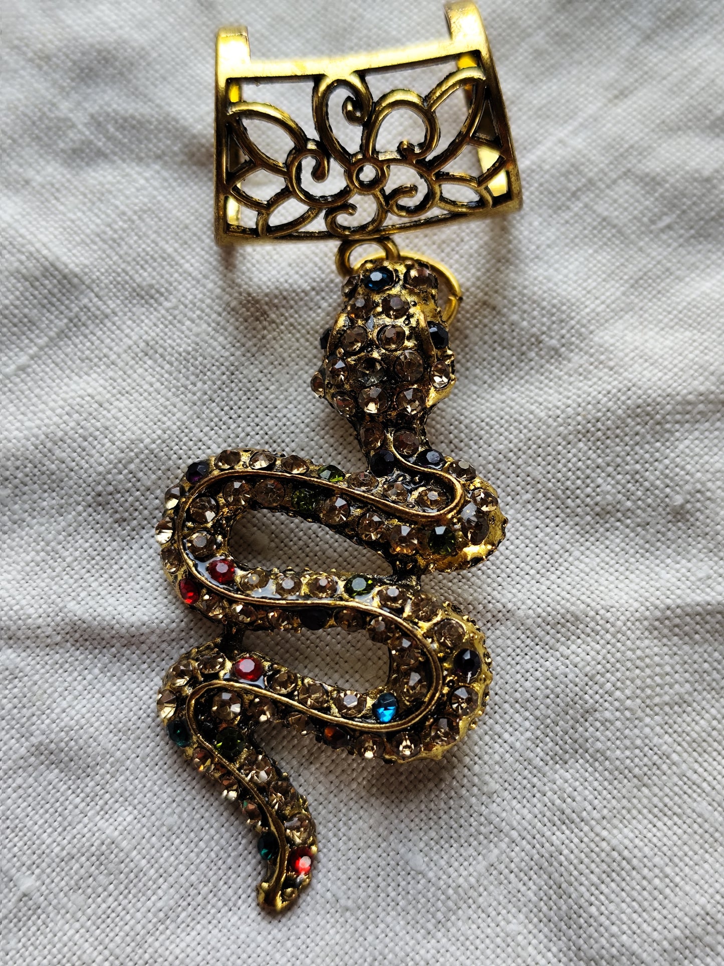 Attache foulard serpent doré et strass colorés