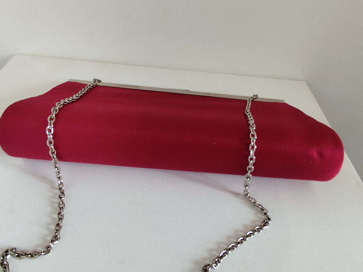 Pochette satin rouge à chaîne – Élégante & intemporelle