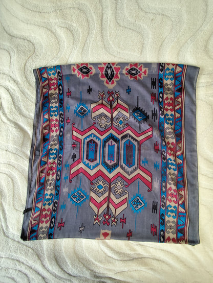 Étole châle gris imprimé ethnique rouge et bleu – 190 x 88 cm