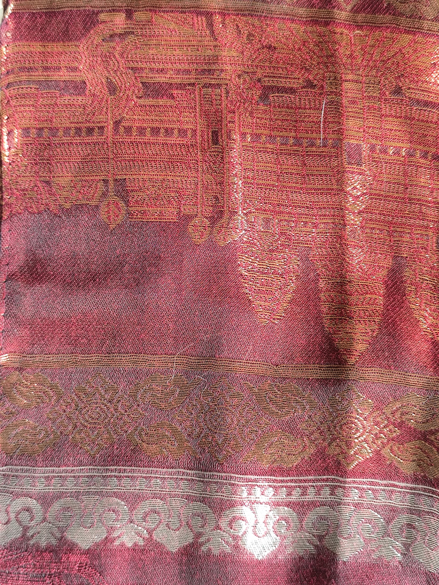 Étole en soie chatoyante avec tissu imprimé et brodé - 180 × 55 cm