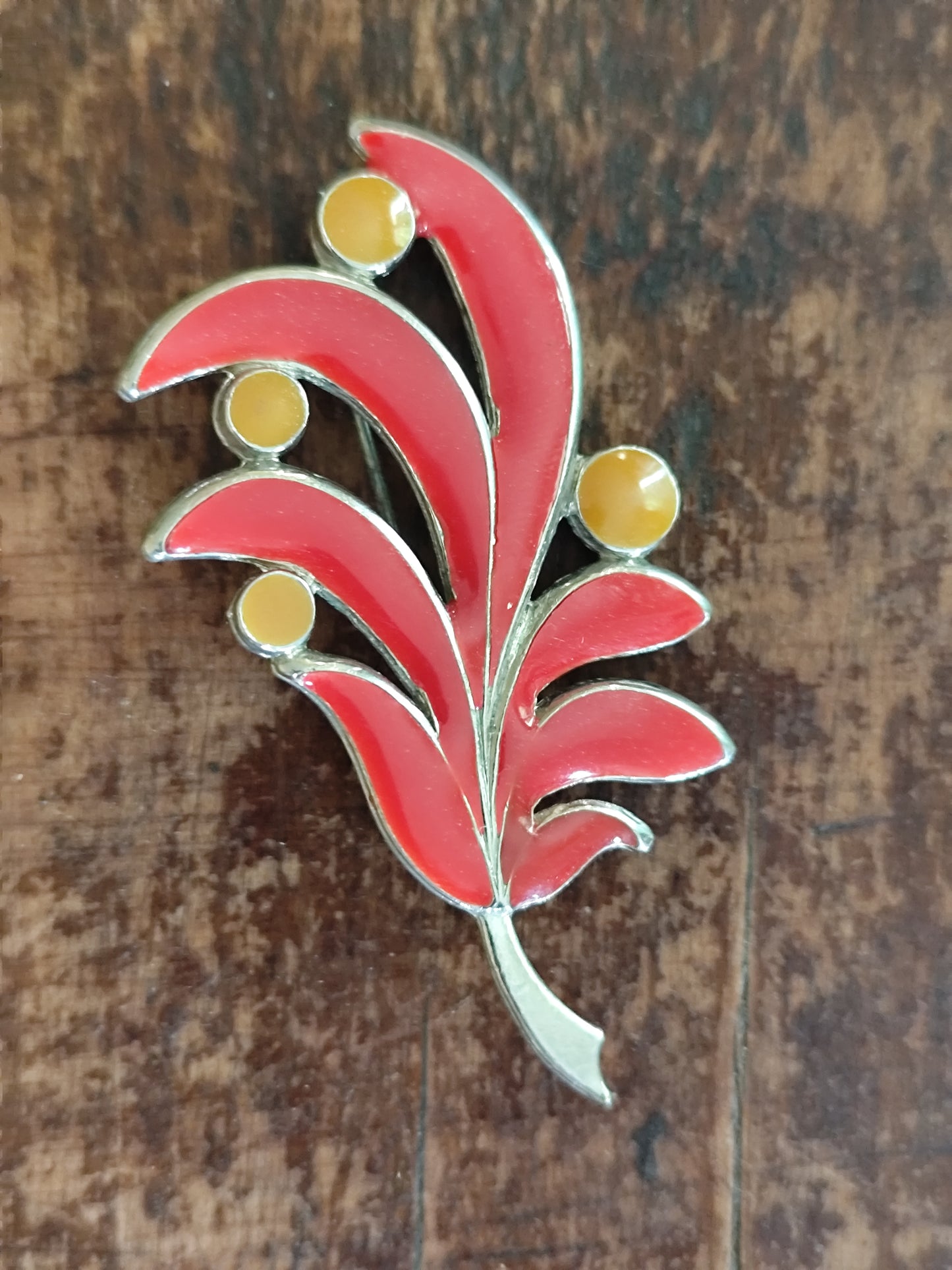 Broche vintage en forme de feuille émaillée rouge et jaune