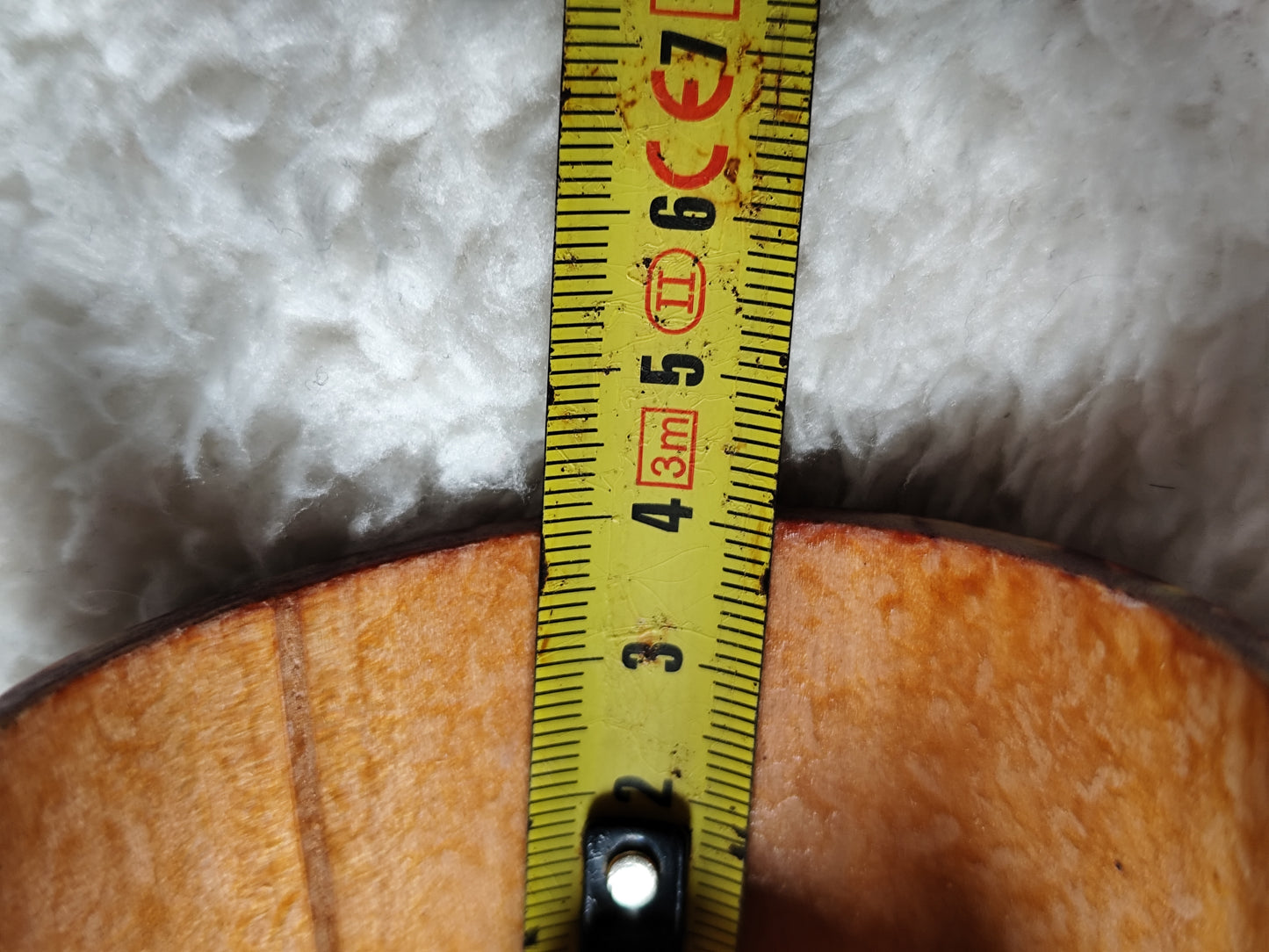 Bracelet manchette en bois motifs rouges et jaunes