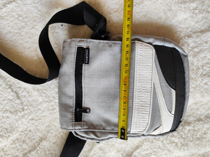 Sacoche Bandoulière Gris & Noir – Compact & Fonctionnel