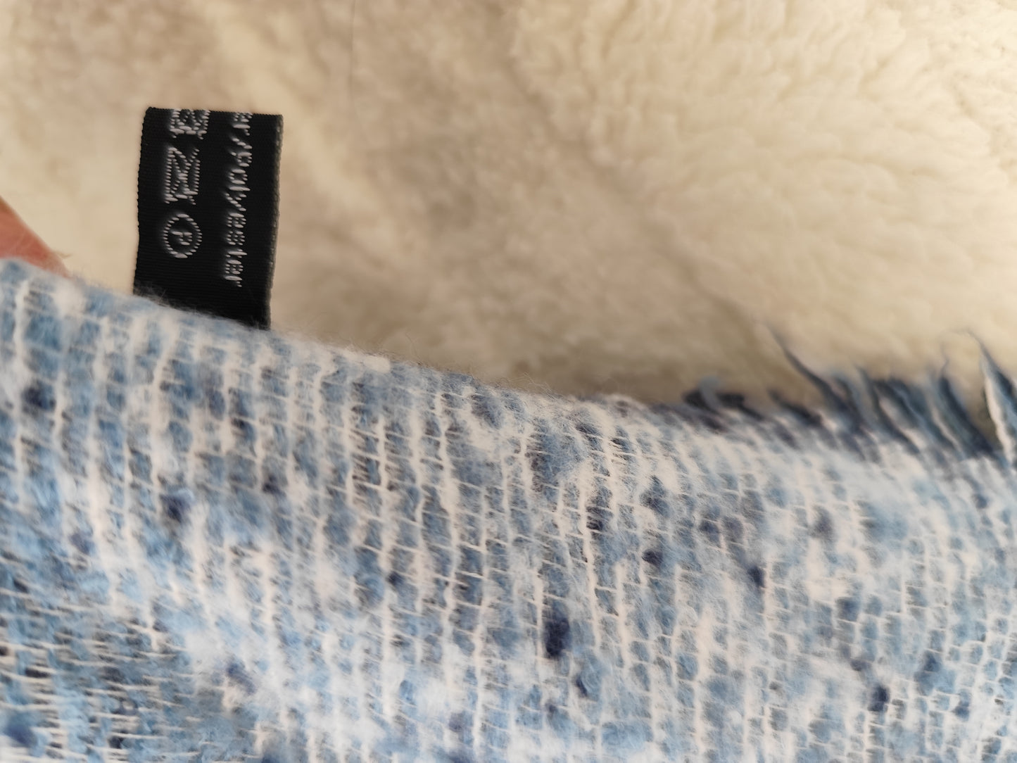 Écharpe oversize bleue à motifs cœurs.