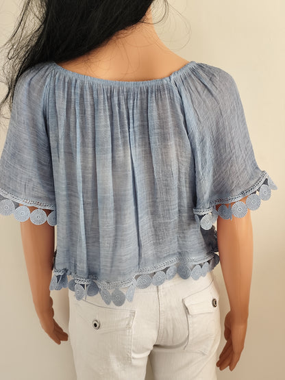 Haut bleu  – broderies ajourées – Taille 36 à 40
