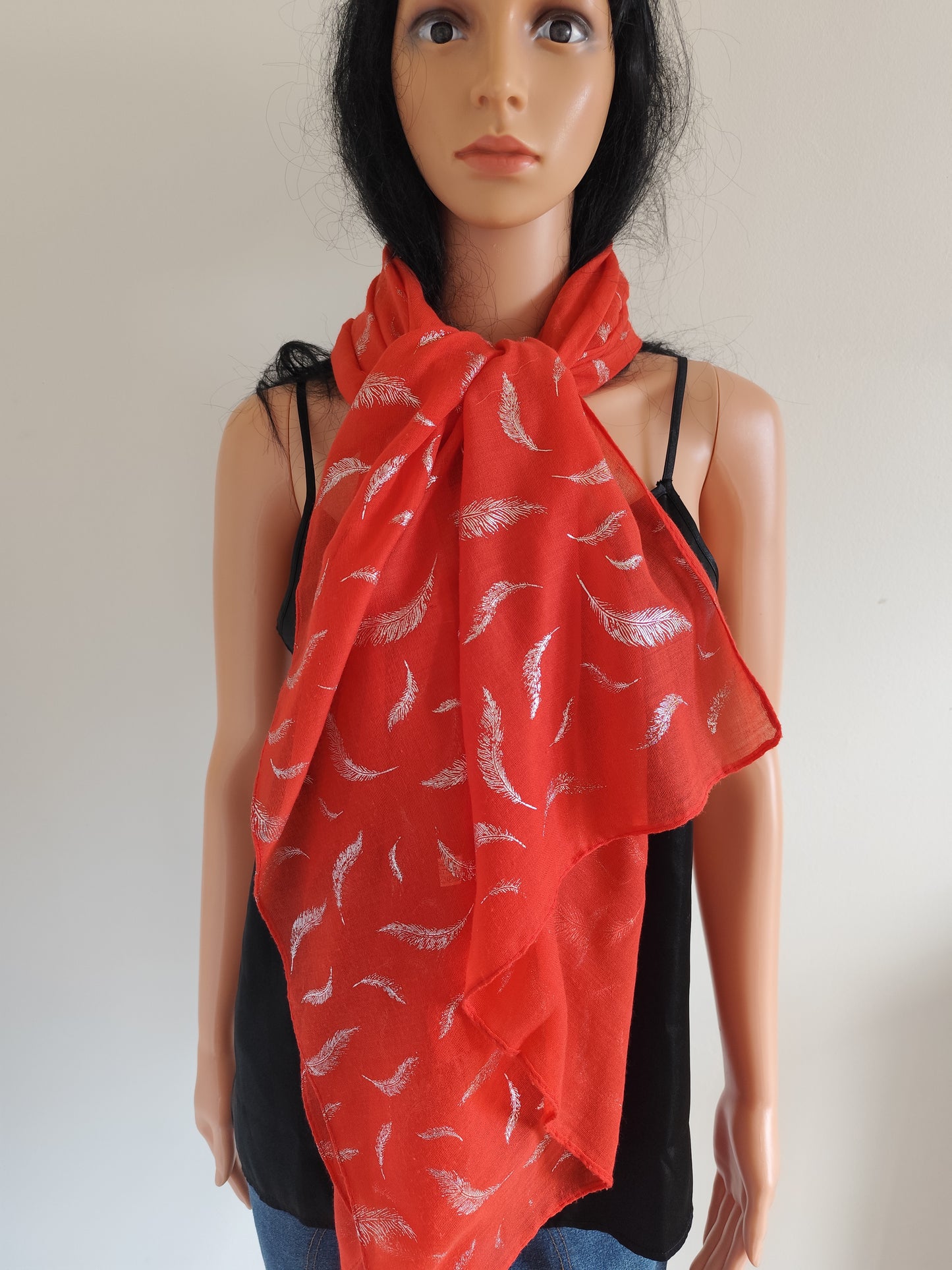 Foulard rouge à plumes argentées – viscose et coton – 192 x 69 cm