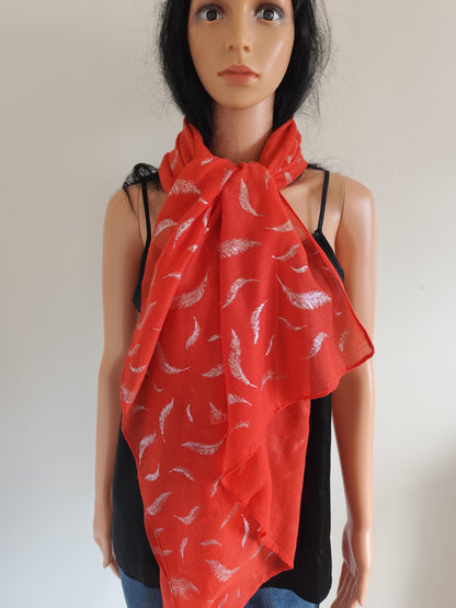Foulard rouge à plumes argentées – viscose et coton – 192 x 69 cm