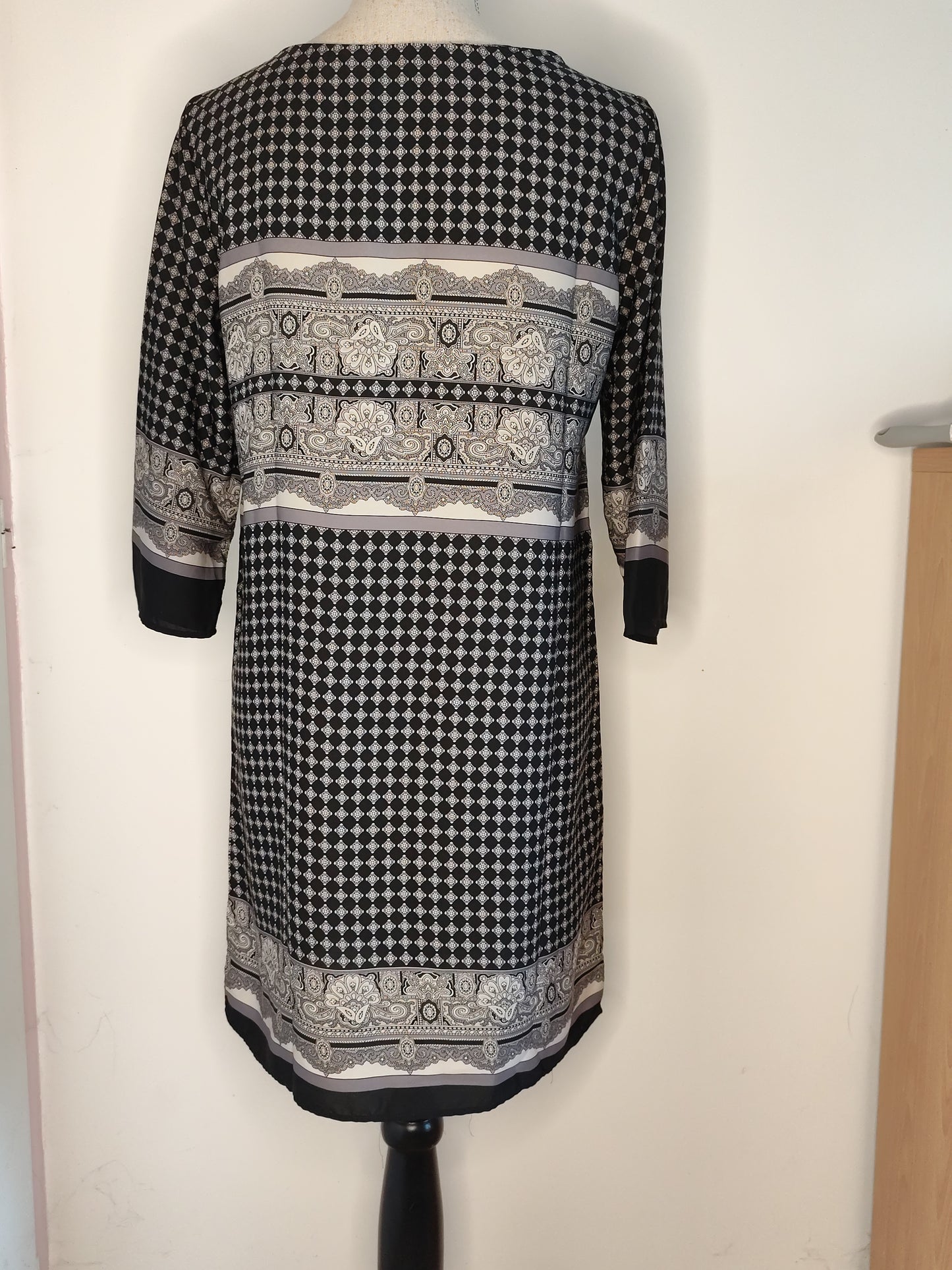 Robe Noire & Blanche Motifs Graphiques – Mango  - Taille 38/40