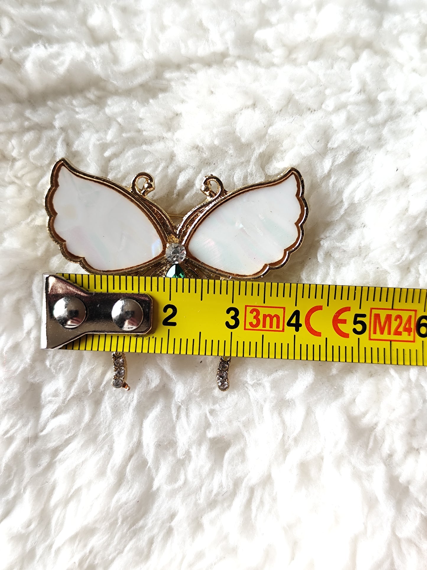 Broche papillon vintage nacre blanche et cristal vert