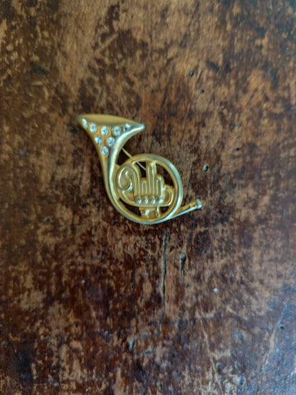 Broche vintage cor de chasse dorée avec strass