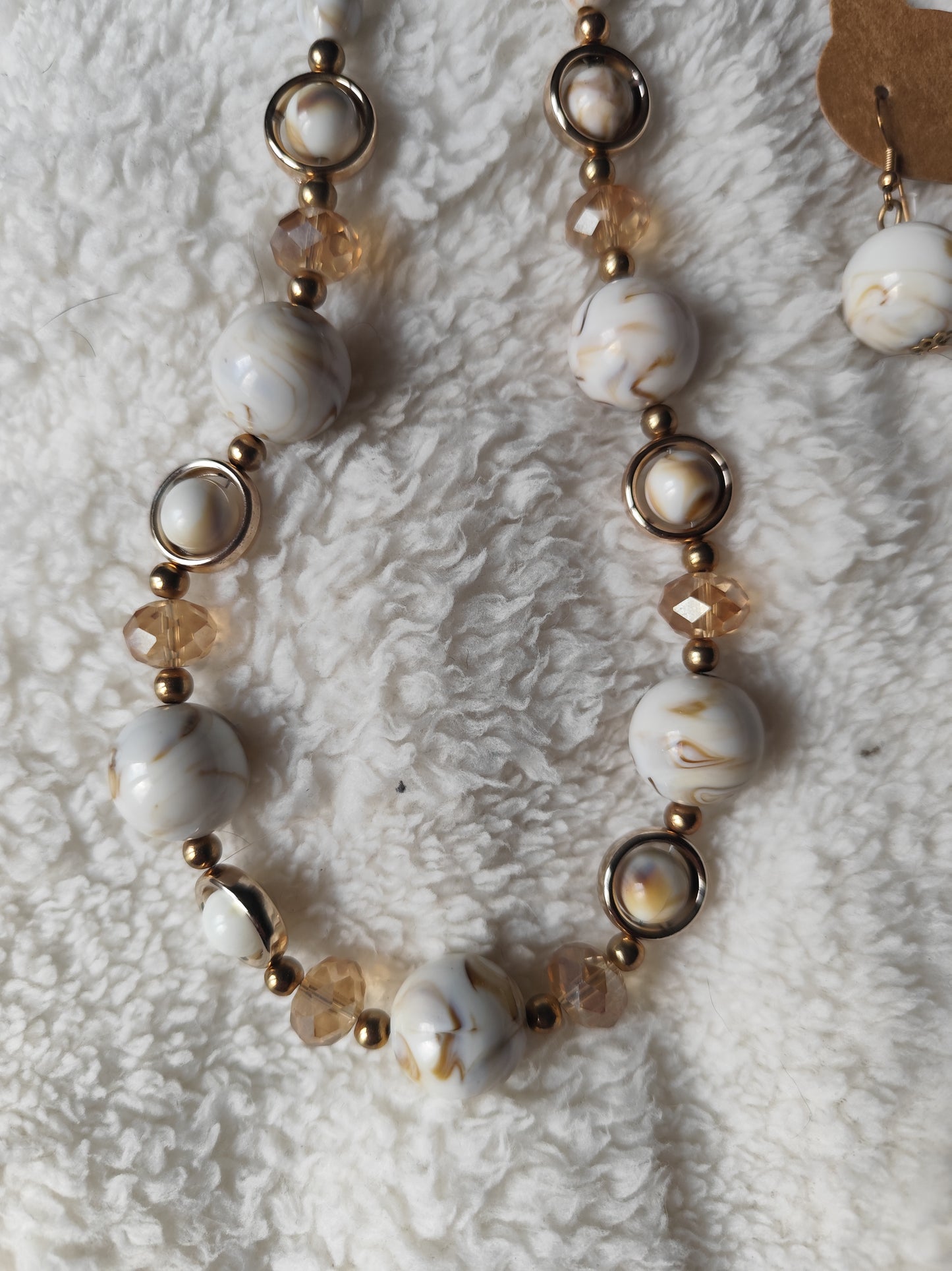 Parure collier et boucles d'oreilles perles marbrées blanc et doré