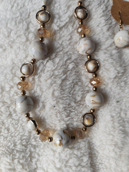 Parure collier et boucles d'oreilles perles marbrées blanc et doré