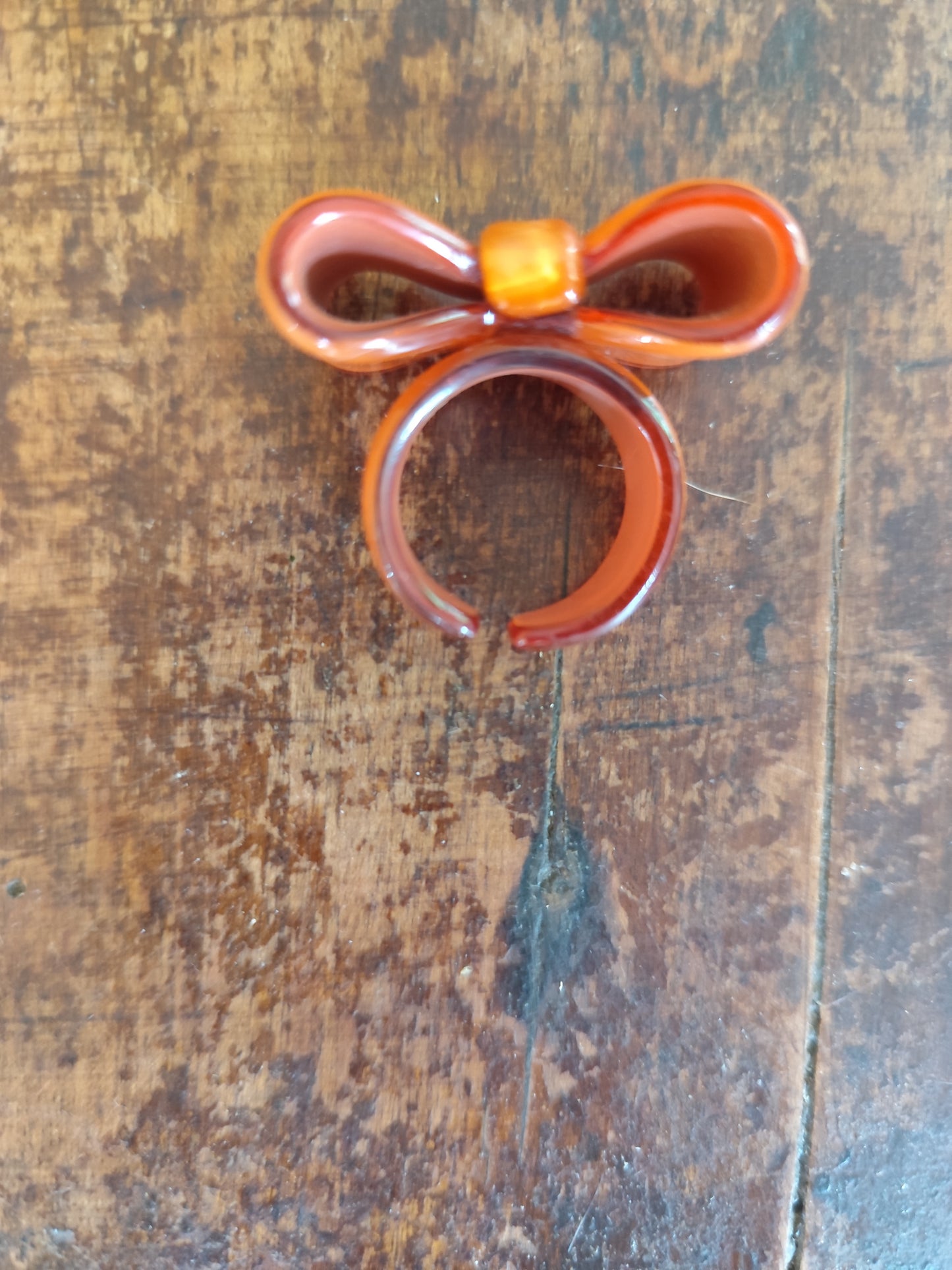 Bague vintage en résine orange – motif nœud papillon
