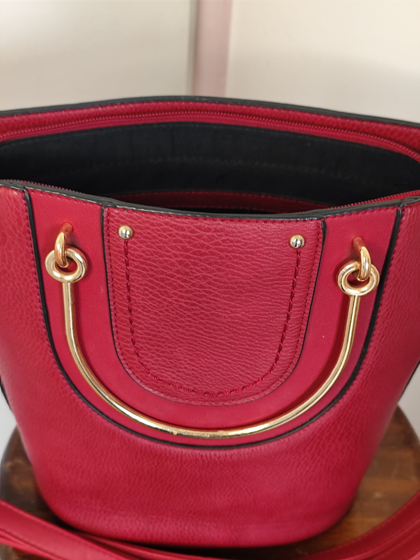 Sac Seau Rigide Adopt’ – Rouge & Doré – Élégant & Structuré