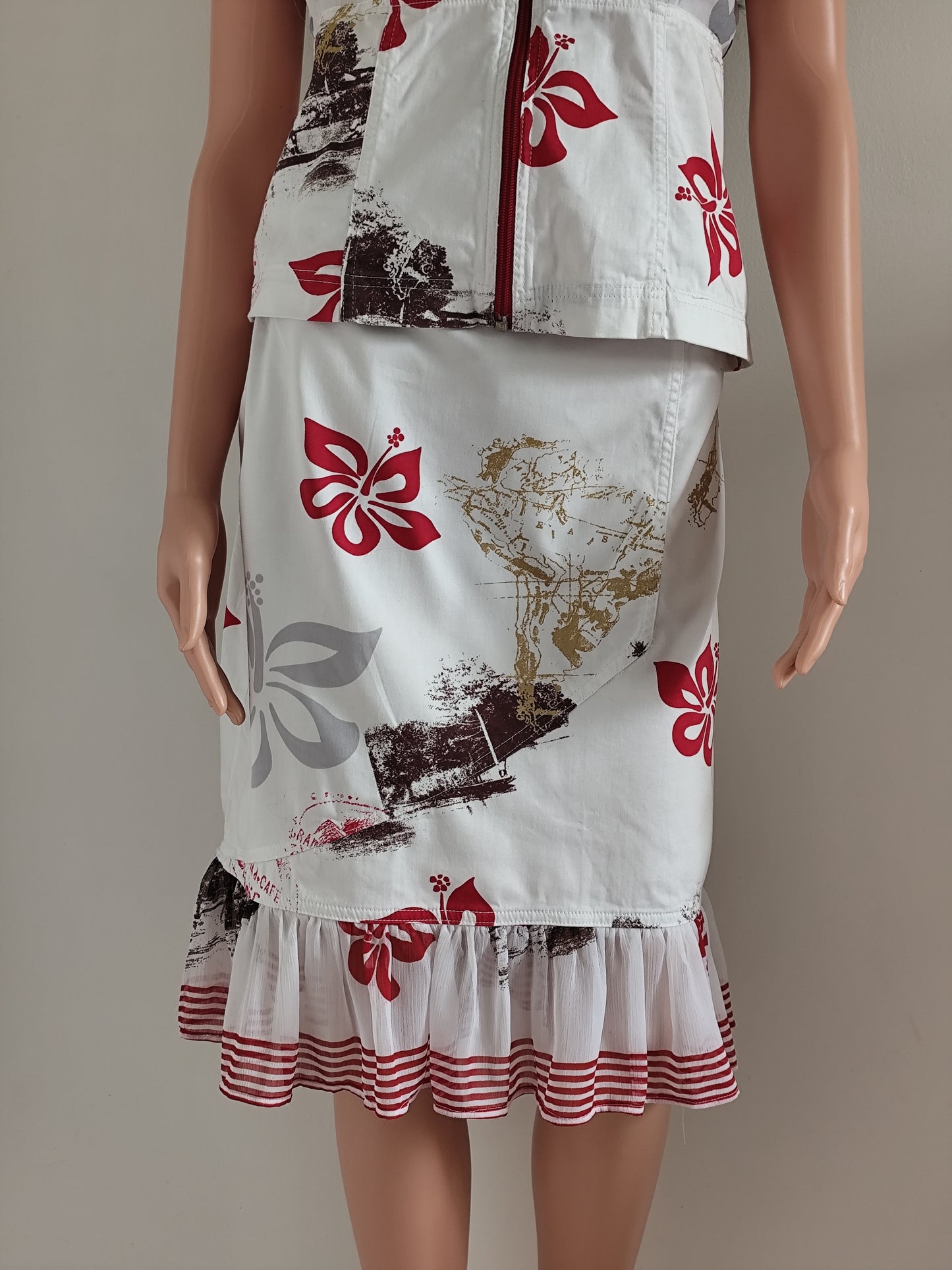 Tailleur Paul Brial – motif floral rouge & chocolat – Taille 3/40 haut et 4/42 jupe