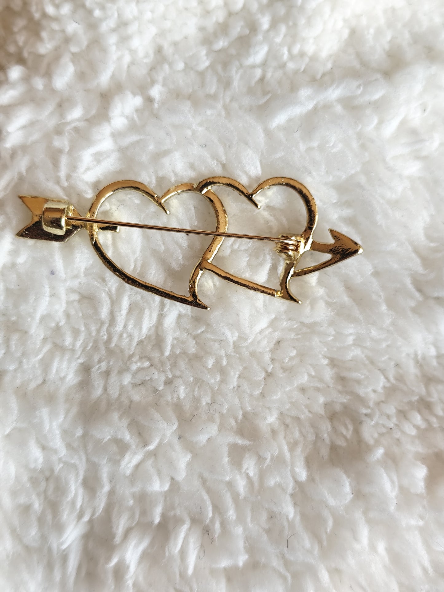 Broche dorée doubles cœurs et flèche strass