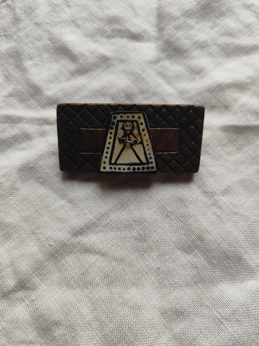 Broche vintage en bois motif personnage