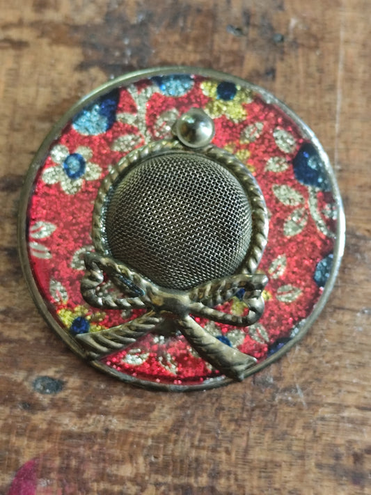 Broche vintage forme chapeau fleuri rouge et résille