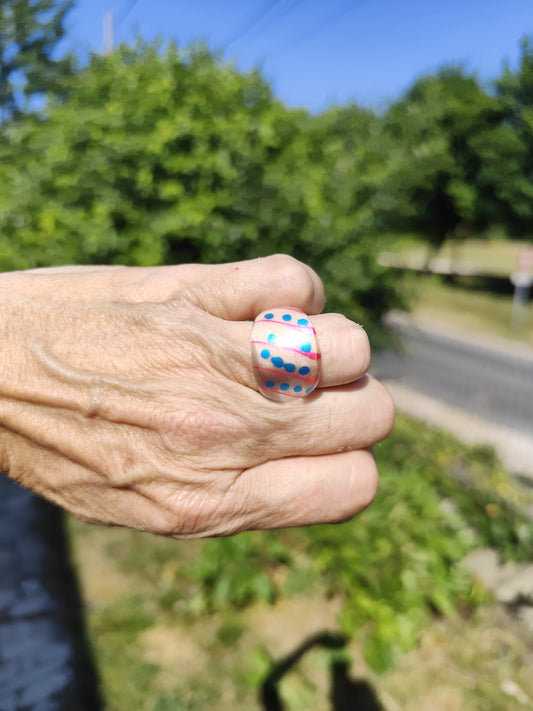 Bague dôme en résine transparente – pois multicolores – style Y2K / rétro pop