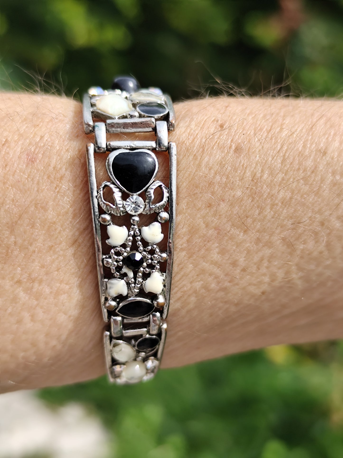 Bracelet rigide argenté articulé cœurs noir et blanc