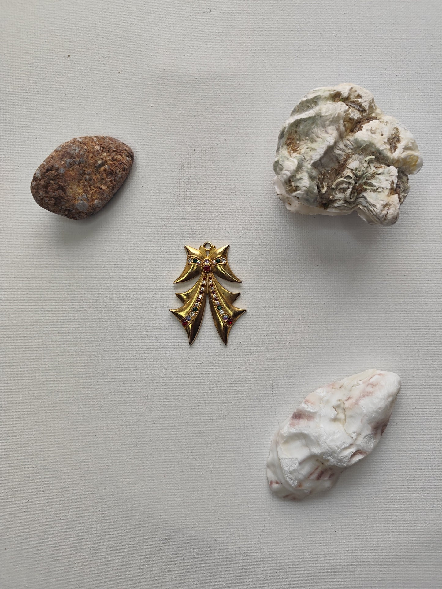 ✨ Pendentif Vintage Feuille Gothique – Métal Doré & Relief Finement Travaillé