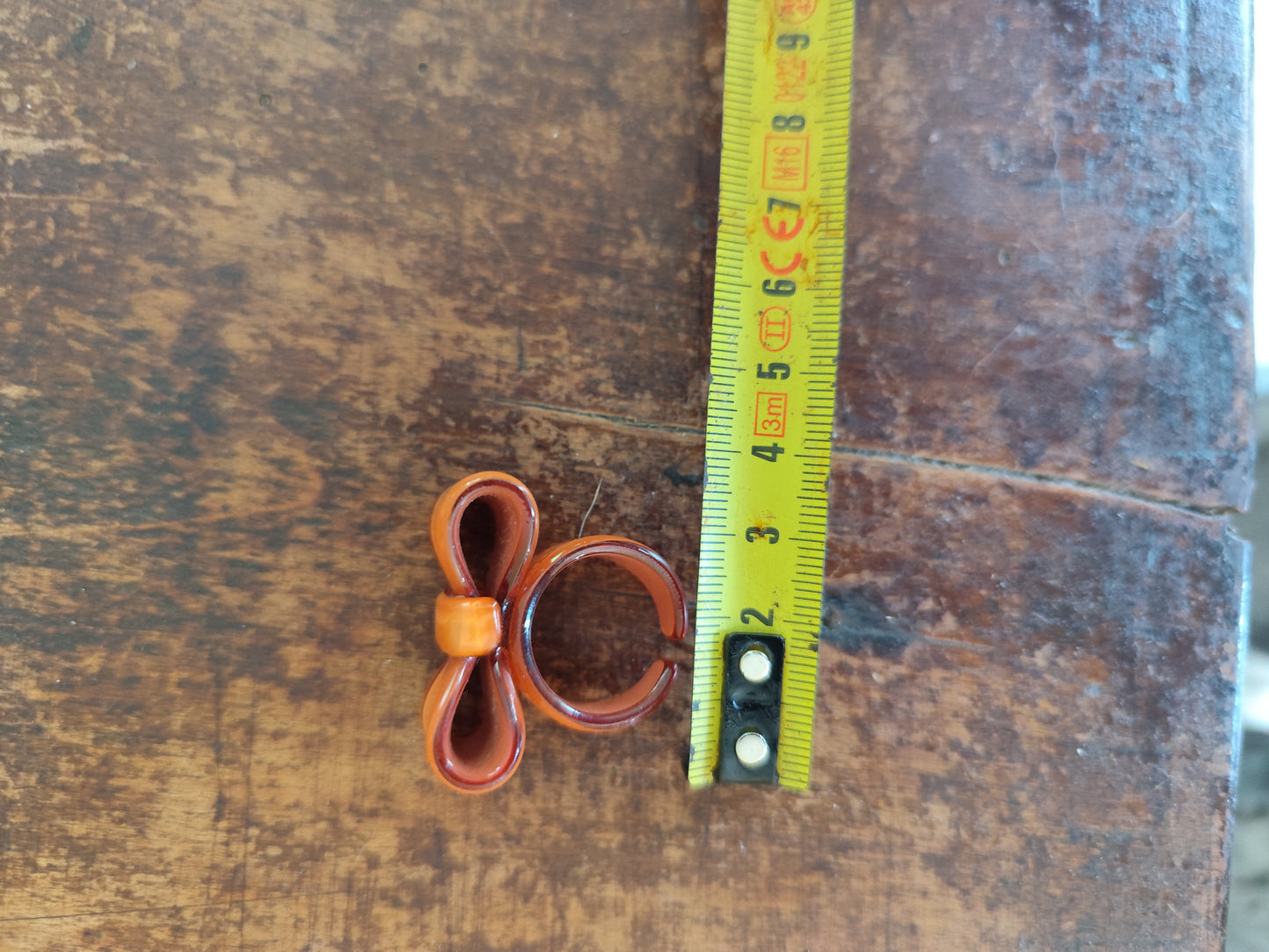 Bague vintage en résine orange – motif nœud papillon