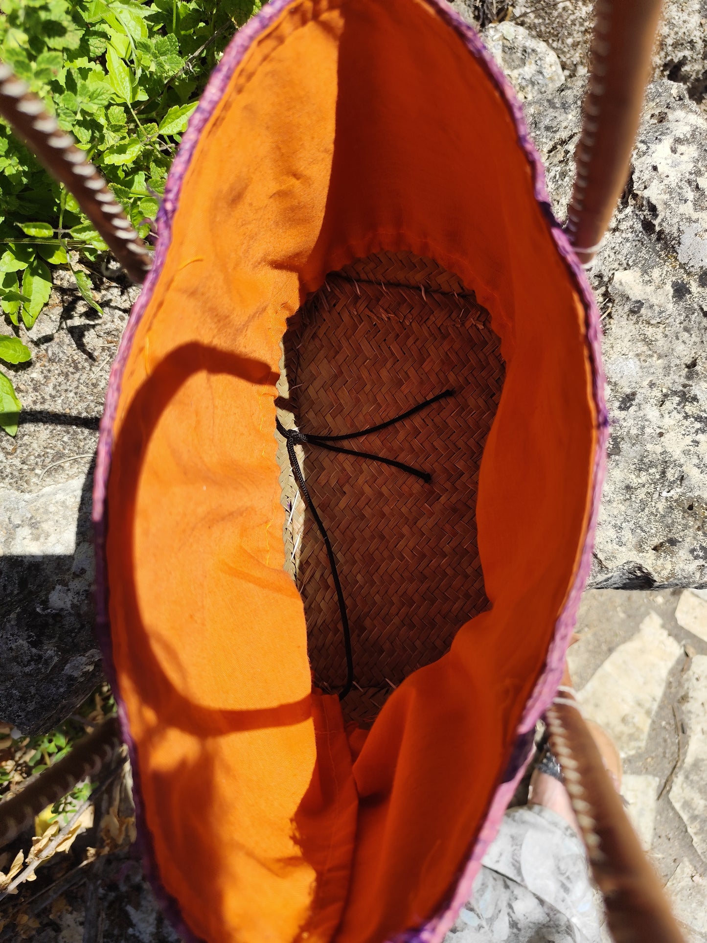Sac cabas en fibres naturelles violet à fleur brodée - 30 × 20 × 13 cm