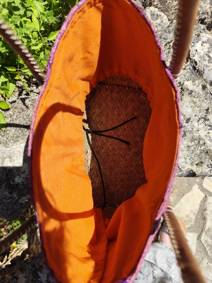 Sac cabas en fibres naturelles violet à fleur brodée - 30 × 20 × 13 cm