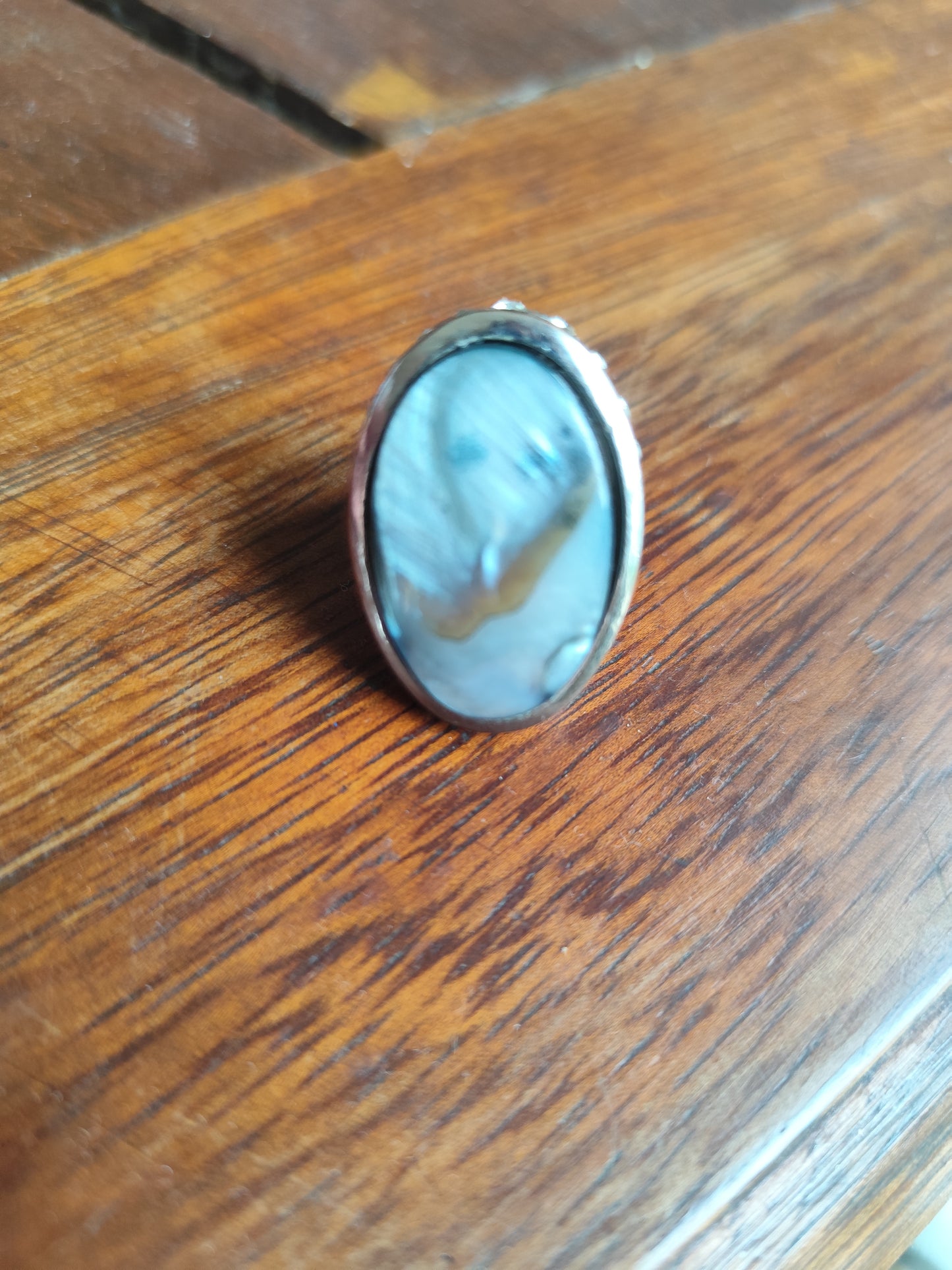 Bague vintage ovale marbrée – strass latéraux