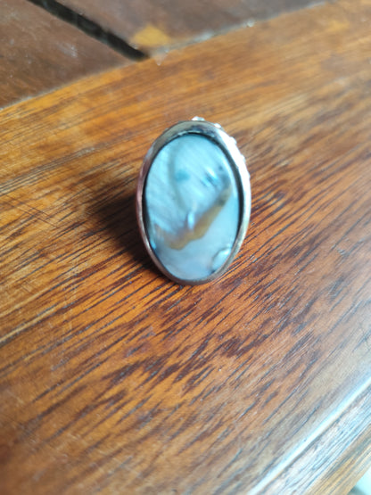 Bague vintage ovale marbrée – strass latéraux