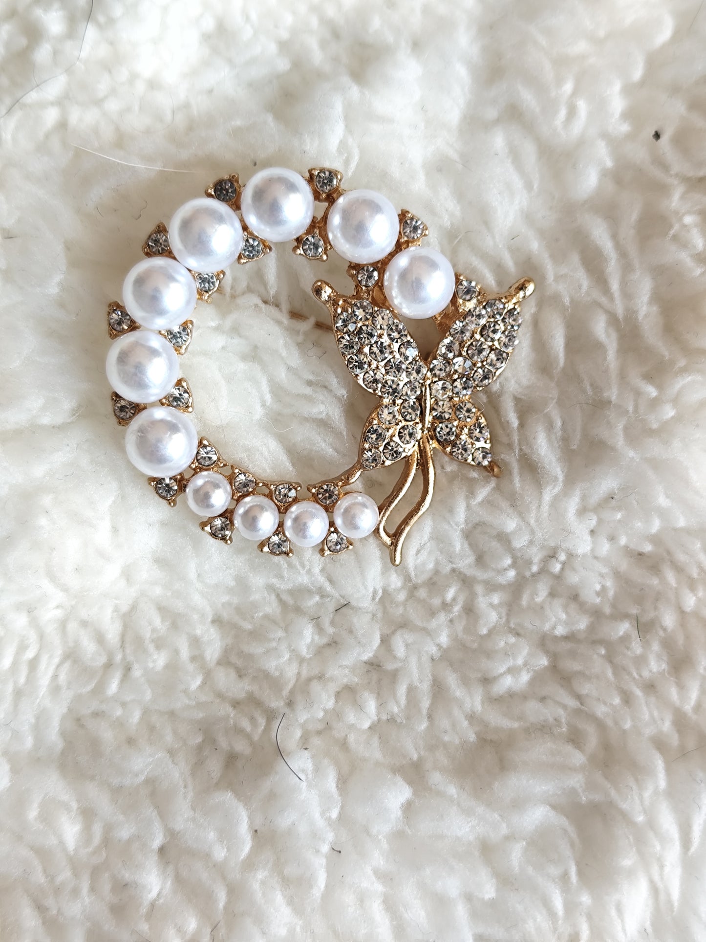 Broche couronne de perles nacrées et papillon strass