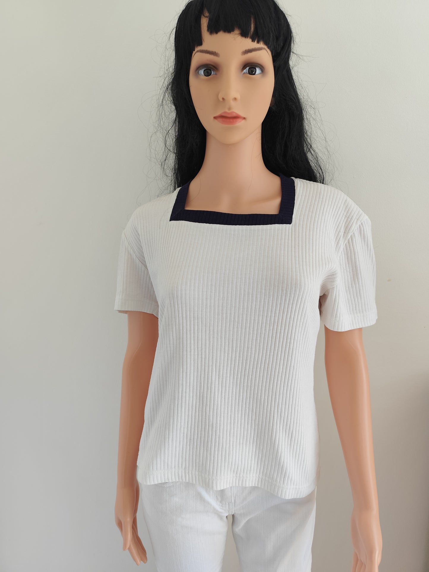 Haut Caroll blanc en maille côtelée – col carré bleu marine – Taille 38/40