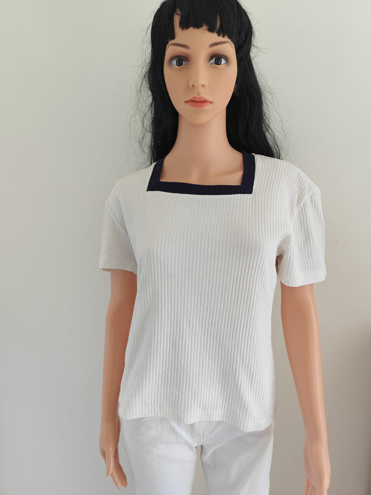 Haut Caroll blanc en maille côtelée – col carré bleu marine – Taille 38/40