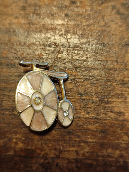 Broche vintage vélo grand-bi dorée et nacrée