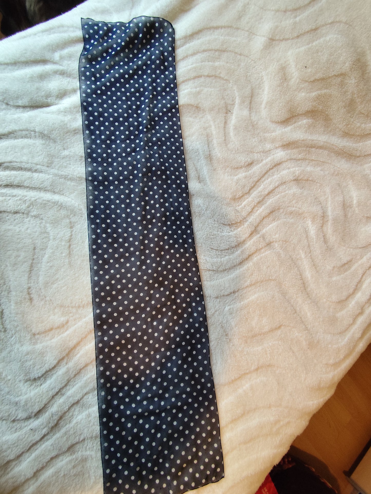 Foulard bleu marine à pois blancs – 134 cm