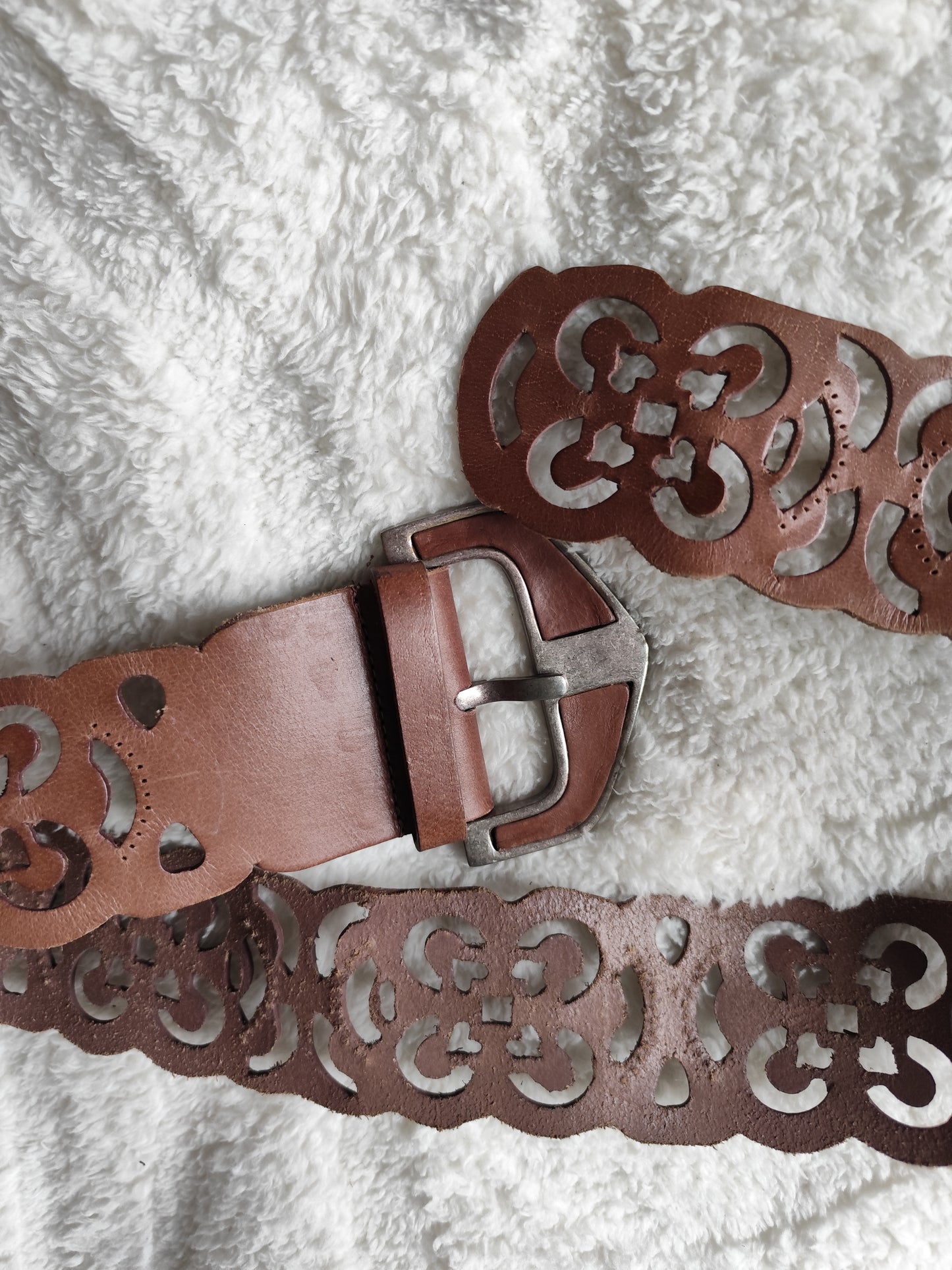 Ceinture marron ajourée à boucle argentée – 105 cm