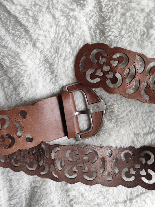 Ceinture marron ajourée à boucle argentée – 105 cm