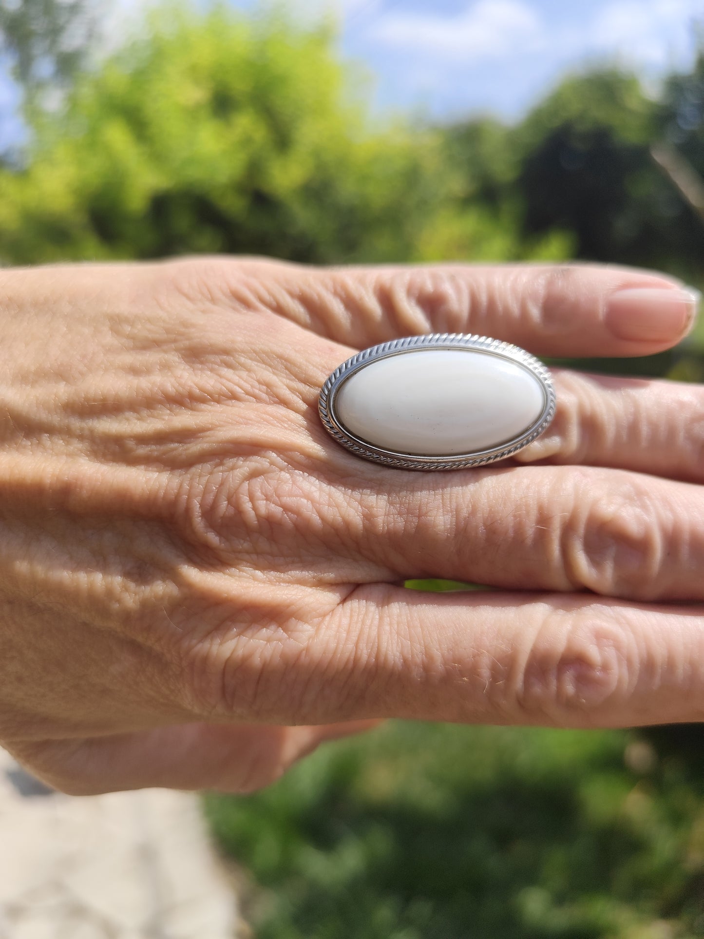 Bague ovale blanche réglable