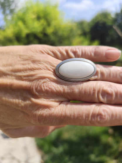 Bague ovale blanche réglable