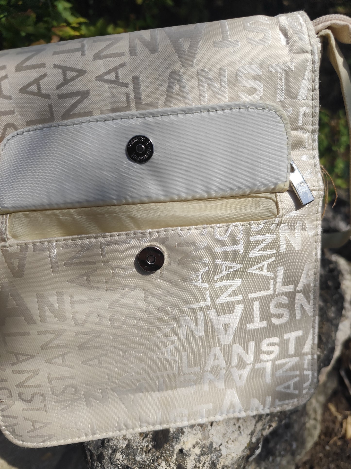 Sacoche beige à rabat avec imprimé  – look urbain vintage