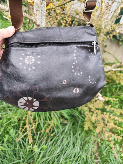 Sac besace Mandarina Duck noir motifs fleurs – 26 x 23 cm