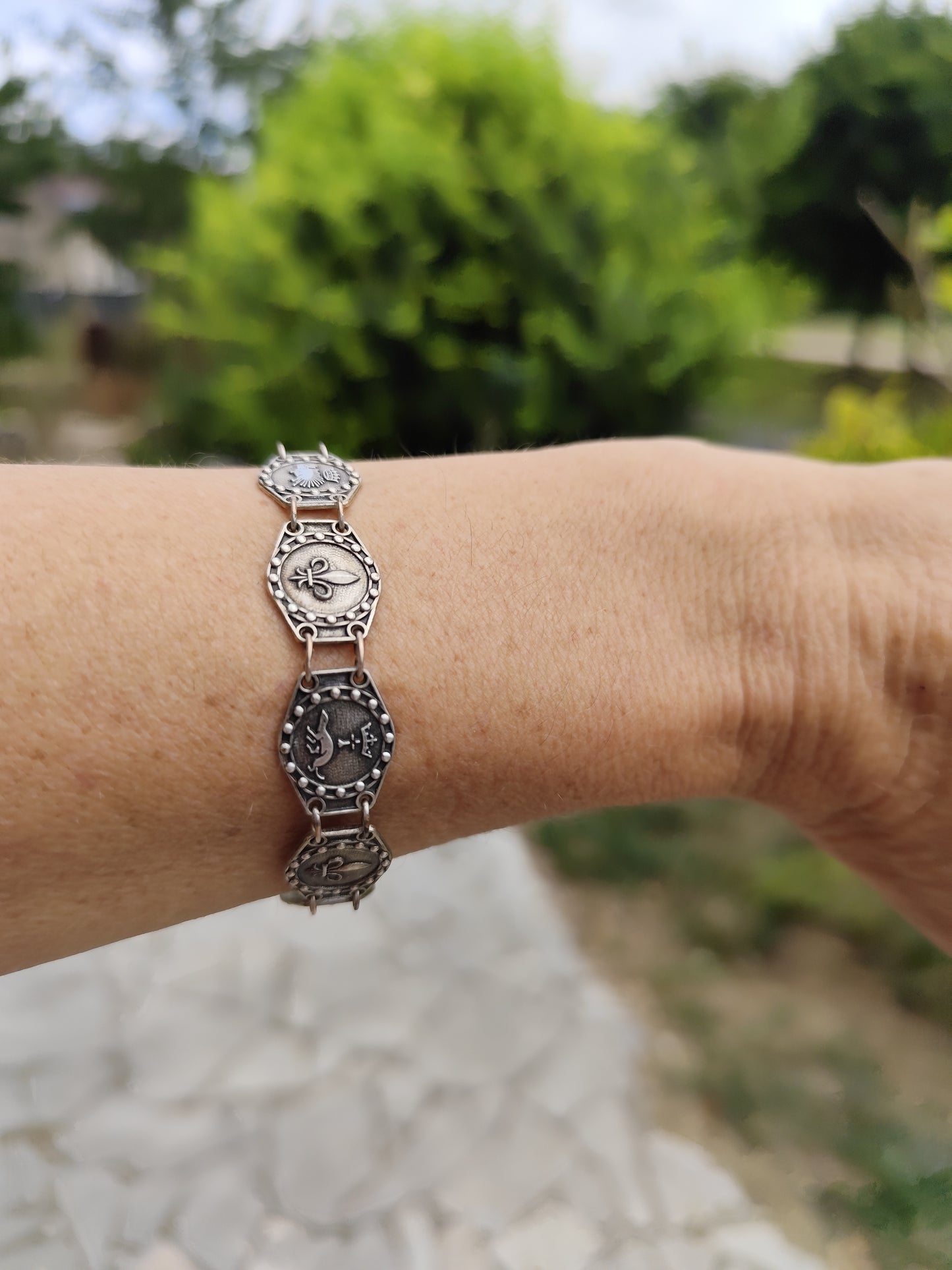 Bracelet Médaillons Armoiries de Blois Argenté Vintage – Héritage & élégance